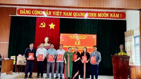 BAN THƯỜNG VỤ ĐẢNG ỦY XÃ ĐĂK MÔN TỔ CHỨC SINH HOẠT CHÍNH TRỊ DƯỚI CỜ VÀ HỘI NGHỊ CÔNG BỐ, TRAO QUYẾT ĐỊNH VỀ CÔNG TÁC CÁN BỘ ĐỐI VỚI CÁC THÔN SAU SẮP XẾP
