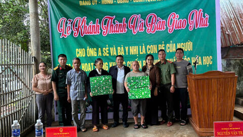 ẤM LÒNG LỄ KHÁNH THÀNH VÀ BÀN GIAO NHÀ NGHĨA TÌNH CHO CON ĐẺ NGƯỜI HOẠT ĐỘNG KHÁNG CHIẾN BỊ NHIỄM  CHẤT ĐỘC HÓA HỌC TẠI XÃ ĐĂK MÔN