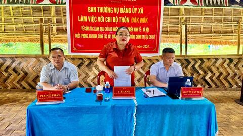 BAN THƯỜNG VỤ ĐẢNG ỦY XÃ ĐĂK MÔN LÀM VIỆC  TẠI THÔN ĐĂK WÂK