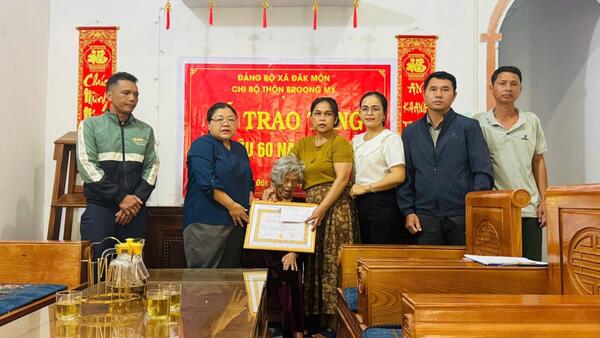 Đảng ủy xã Đăk Môn tổ chức trao tặng Huy hiệu Đảng đợt 02-9-2025