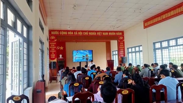 ỦY BAN NHÂN DÂN XÃ ĐĂK MÔN TỔ CHỨC TRAO QUÀ NHÂN KỶ NIỆM 80 NĂM CÁCH MẠNG THÁNG 8 VÀ QUỐC KHÁNH 02/9/2025