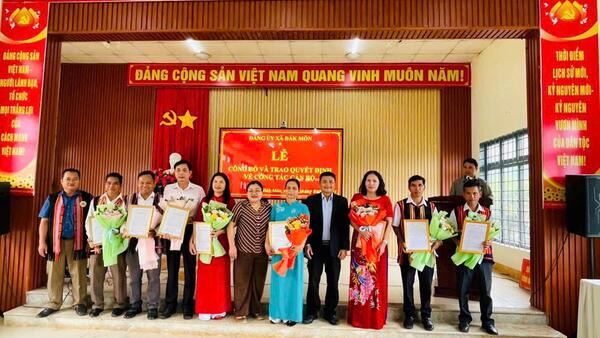 ĐẢNG ỦY XÃ ĐĂK MÔN TỔ CHỨC LỄ CÔNG BỐ VÀ  TRAO QUYẾT ĐỊNH VỀ CÔNG TÁC CÁN BỘ
