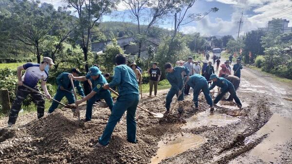 Cán bộ, Nhân dân chung tay sửa chữa đường liên xã xuống cấp gần 10 năm