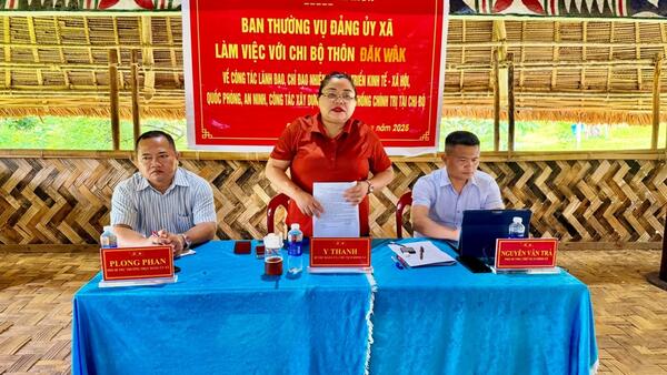 BAN THƯỜNG VỤ ĐẢNG ỦY XÃ ĐĂK MÔN LÀM VIỆC  TẠI THÔN ĐĂK WÂK