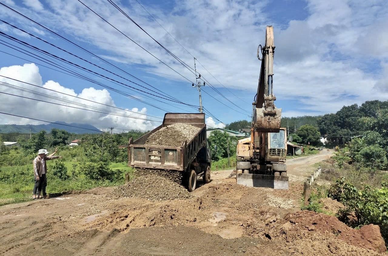 Xã Đăk Môn đã vận động các doanh nghiệp, người dân đóng góp 25 chuyến xe tải, 8 ca máy đào và 321m3 đá, sỏi để sửa chữa đường ĐH 85. (Ảnh: Ngọc Chí) Xã Đăk Môn đã vận động các doanh nghiệp, người dân đóng góp 25 chuyến xe tải, 8 ca máy đào và 321m3 đá, sỏi để sửa chữa đường ĐH 85. (Ảnh: Ngọc Chí)